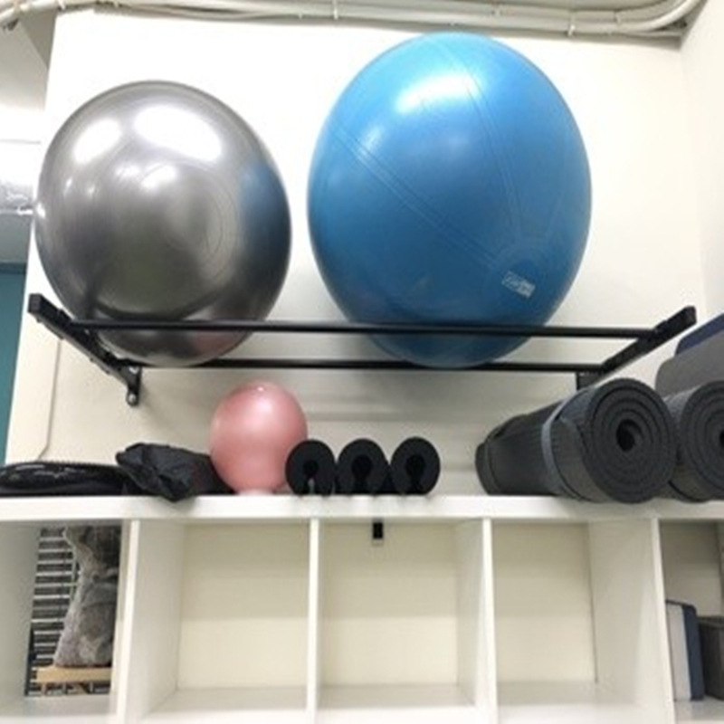 رف تخزين كرة اليوغا في صالة ال - مراجعة Pilates Yoga Room وسعره